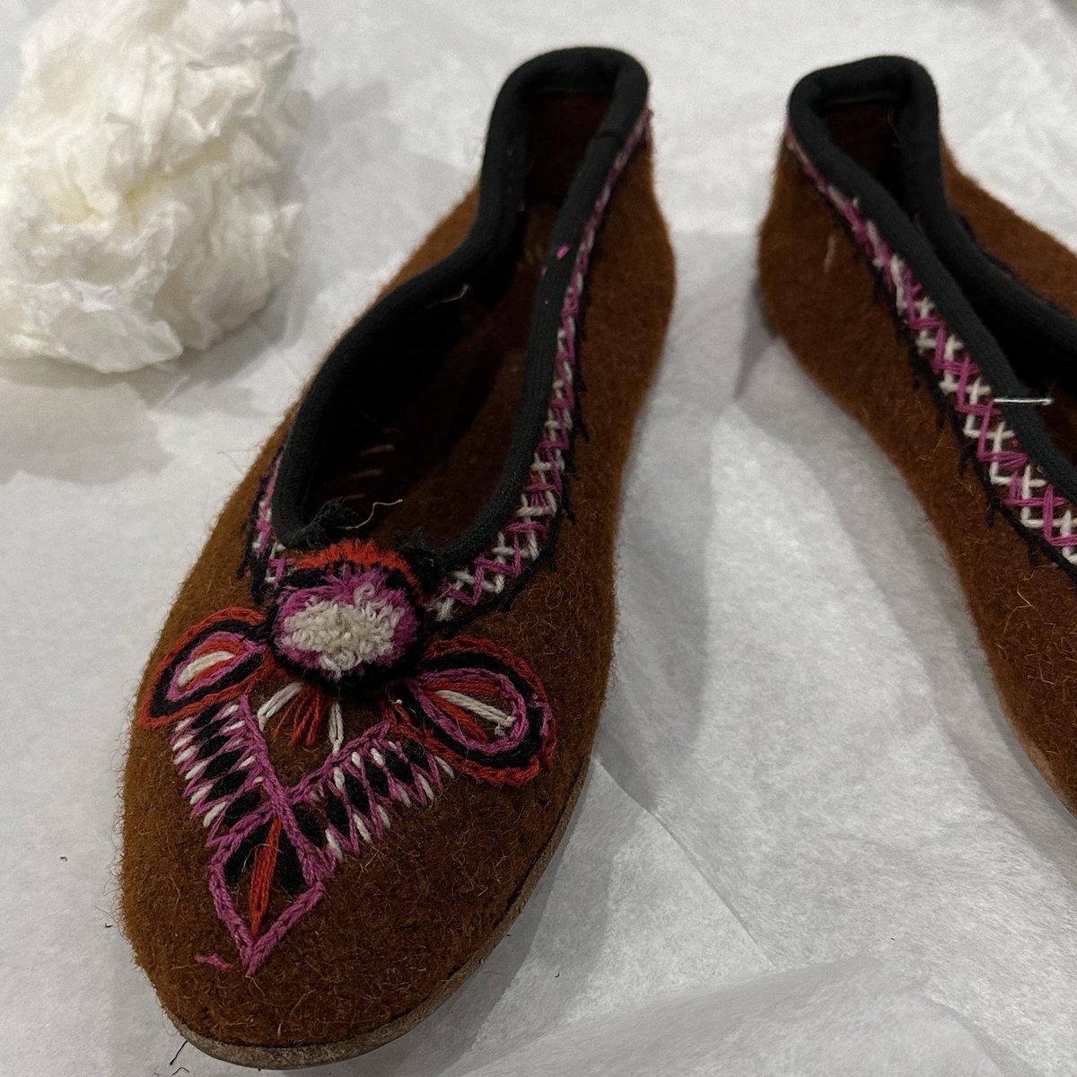 RAGriggsauthor's tweet image. Twilight sketching at Newton Abbot Museum. Felted slippers, moulded from wool, are hand embroidered with traditional Polish motifs

#textiletuesday #sketching