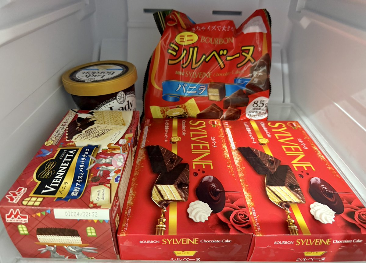 omochi_nam01's tweet image. とうとう、インフルの波が我が家にもきた。 だが、なめんなよ……  米30kgに冷凍うどん20人前、アンパンマンジュース80本にレトルト食品。ビエネッタにシルベーヌもある我が家は無敵だ。