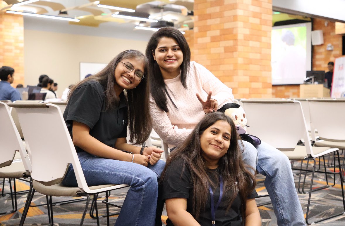 Insharamin's tweet image. Spent last weekend at @hackthisfall BuildStation Hyderabad ⚒️

Mentoring young builders and reconnecting with some good old friends. 🫶