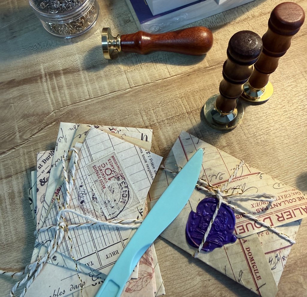 รับชม giveaway 🌙🌟 #ดั่งเดือนค้างฟ้า รอบลายเซ็นไปพลางระหว่างรอซอนเน็ตตอบข้อความนะคะ

🌬️👀 กระซิบว่าเดี๋ยวคุณโสมสิริอาจมีเซ็นให้เพิ่ม และจะมีปกอ่อนเข้ามาให้เอื้อมฟ้าคว้าดาวกัน (เป็นเดอะสตาร์เรอะ) ซอนเน็ตจะมาเปิดรับค่ะ 

⋆˚✿˖° พร้อมกับ giveaway แถม ออกแบบใหม่ 💌