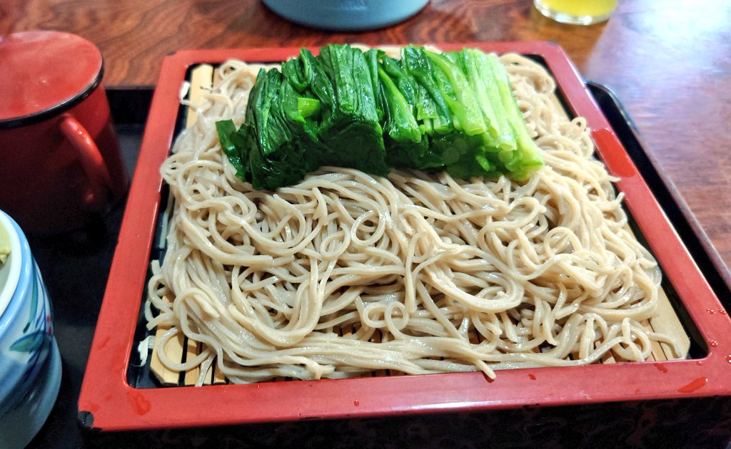 goshuinchou's tweet image. 栃木県鹿沼市の名物「ニラそば」を食べた。ニラは鹿沼の名産で、戦後の食糧難の中でそばのかさ増しにニラを合わせたのが始まりとのこと。盛りそばの上に茹でたニラ乗ってて一緒につゆに付けて食べるのだが、こんなシンプルなのに今まで知らん味わいでびっくり。ニラと冷たい蕎麦ってこんなにさわやかな…