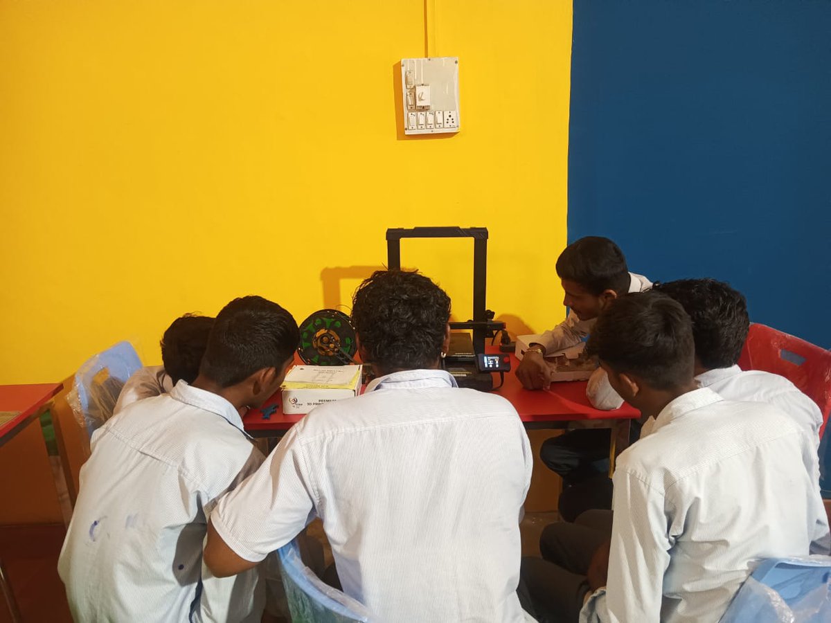 Iplabcscudepur's tweet photo. ⭐Students visited the IP & Innovation Lab today!
Hands-on learning with the 3D Printer inspired creativity, innovation & curiosity.
Shaping young minds for a tech-driven future. 🚀🧠
#InnovationLab #3DPrinter #IPLab #STEM #FutureSkills #Education #Gujcost
@InfoGujcost https://t.co/GeREBbN2y2