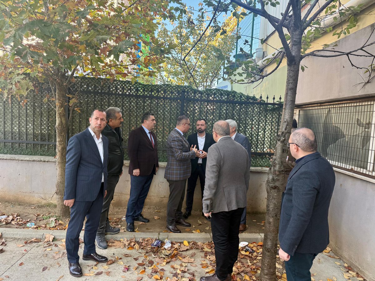 TC_sancaktepe's tweet image. 🔷️Kaymakamımız @naifyavuz, Şehit Er Hasan Genç İlkokulu ve Şehit Hakkı Doğan Ortaokulunu ziyaret ederek incelemelerde bulundu.

📌Okullarda yapılması planlanan çevre düzenlemesi çalışmalarını yerinde inceleyen Kaymakam Naif Yavuz, çalışmaların son durumu hakkında Belediye…