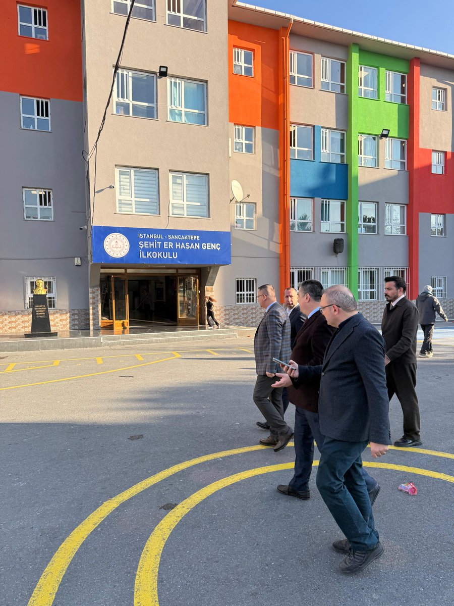 TC_sancaktepe's tweet image. 🔷️Kaymakamımız @naifyavuz, Şehit Er Hasan Genç İlkokulu ve Şehit Hakkı Doğan Ortaokulunu ziyaret ederek incelemelerde bulundu.

📌Okullarda yapılması planlanan çevre düzenlemesi çalışmalarını yerinde inceleyen Kaymakam Naif Yavuz, çalışmaların son durumu hakkında Belediye…