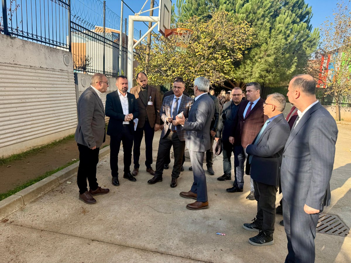 TC_sancaktepe's tweet image. 🔷️Kaymakamımız @naifyavuz, Şehit Er Hasan Genç İlkokulu ve Şehit Hakkı Doğan Ortaokulunu ziyaret ederek incelemelerde bulundu.

📌Okullarda yapılması planlanan çevre düzenlemesi çalışmalarını yerinde inceleyen Kaymakam Naif Yavuz, çalışmaların son durumu hakkında Belediye…