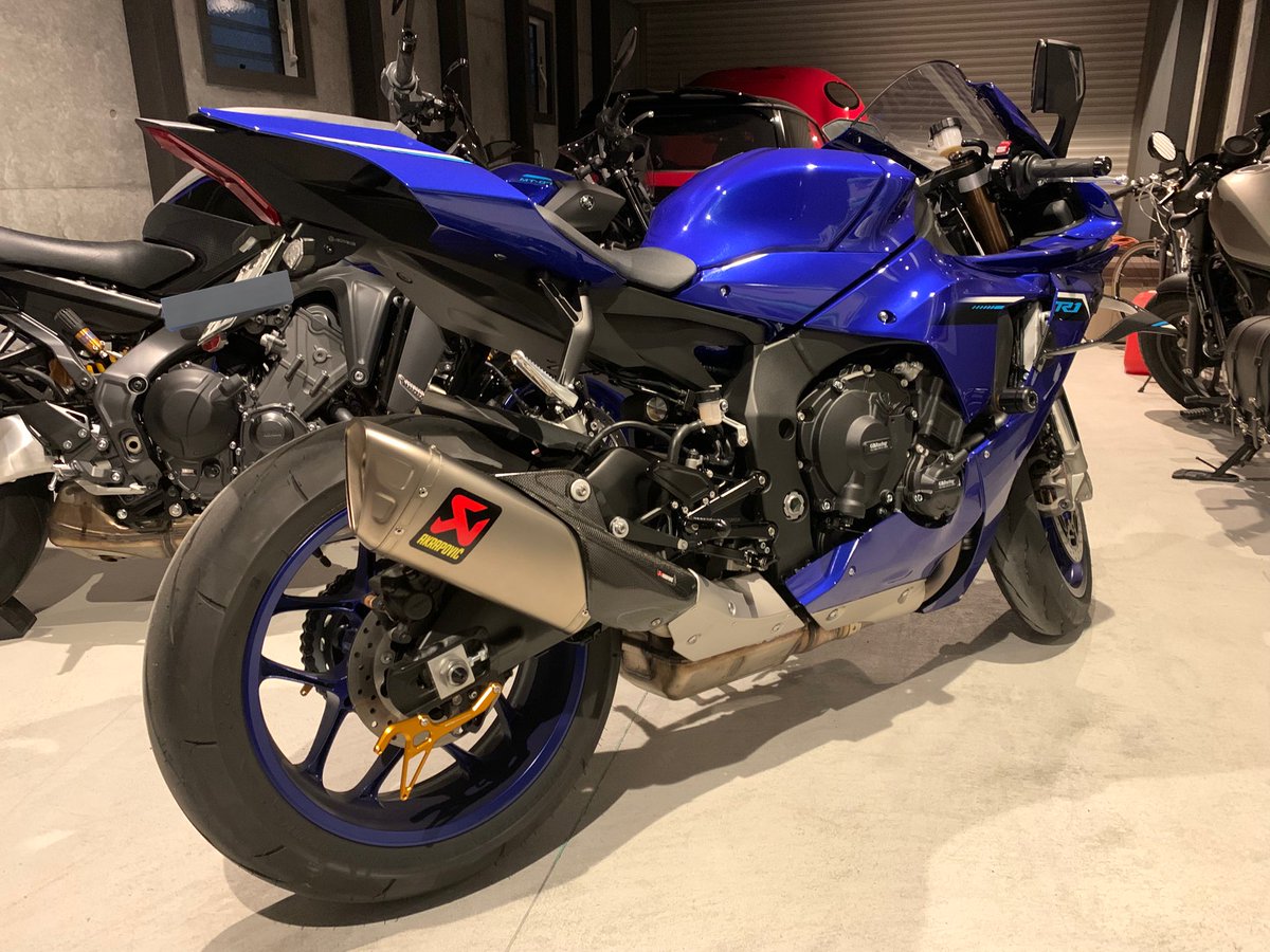 koji2835's tweet photo. とりあえず1年前に買ったパーツ類と前のR1から引き継ぎ部品の交換した🫡
マフラーは程度いい中古あるよって事で追加購入😂
あとはブレーキディスクとホイール交換！
楽しみ🤭🤭 https://t.co/plcd81YmwD
