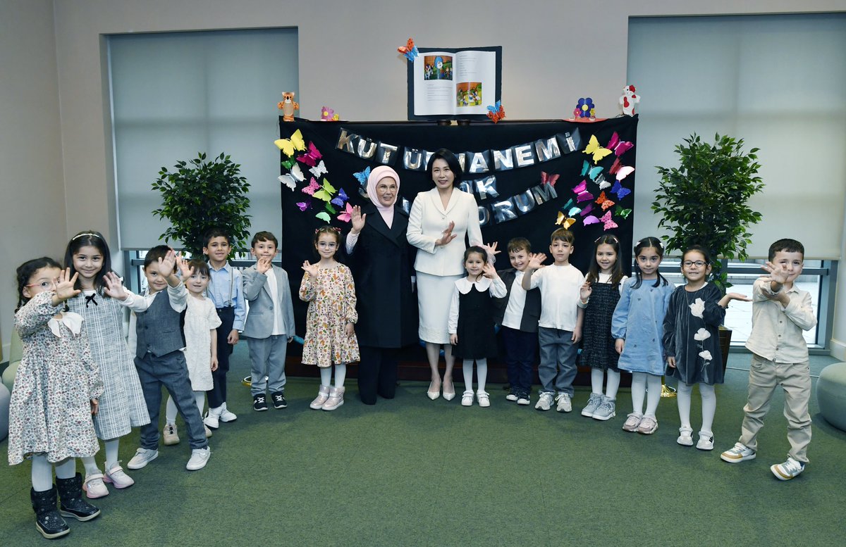 Sayın Emine Erdoğan, Güney Kore Devlet Başkanı'nın eşi Kim Hea Kyung ile Millet Kütüphanesi'ni ziyaret etti tccb.gov.tr/haberler/410/1…