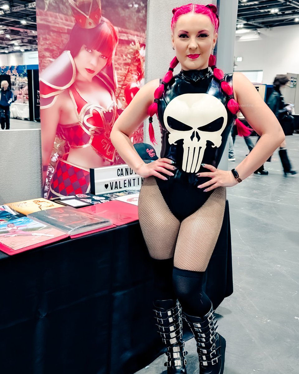 candyvalentina_'s tweet photo. I tired bubble braids with my latex Punisher outfit for MCM London. What do you think of the combo? https://t.co/9o1G2NrTBv
