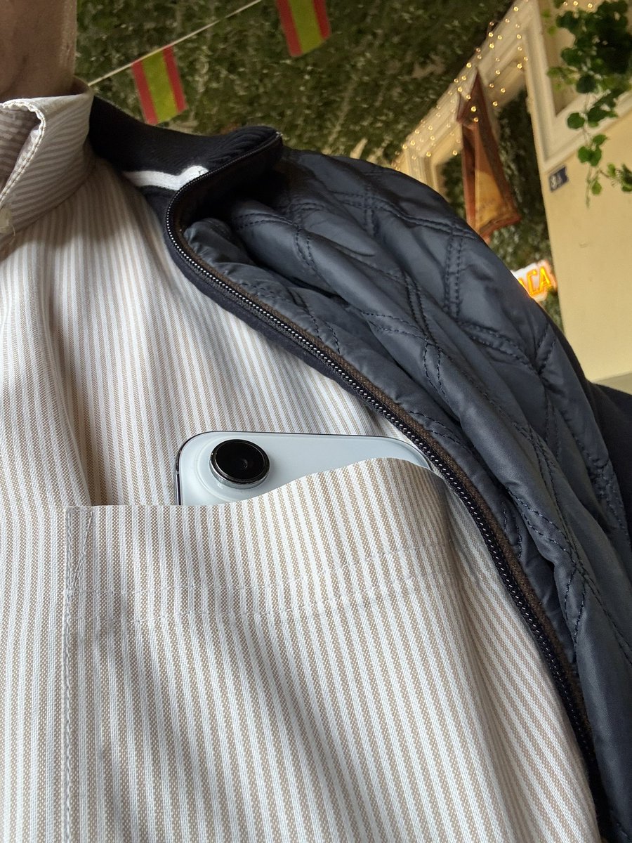 javilosana's tweet photo. Cosas que puedo hacer con un iPhone Air: llevarlo en el bolsillo de la camisa. https://t.co/YT8h0Xcg5B