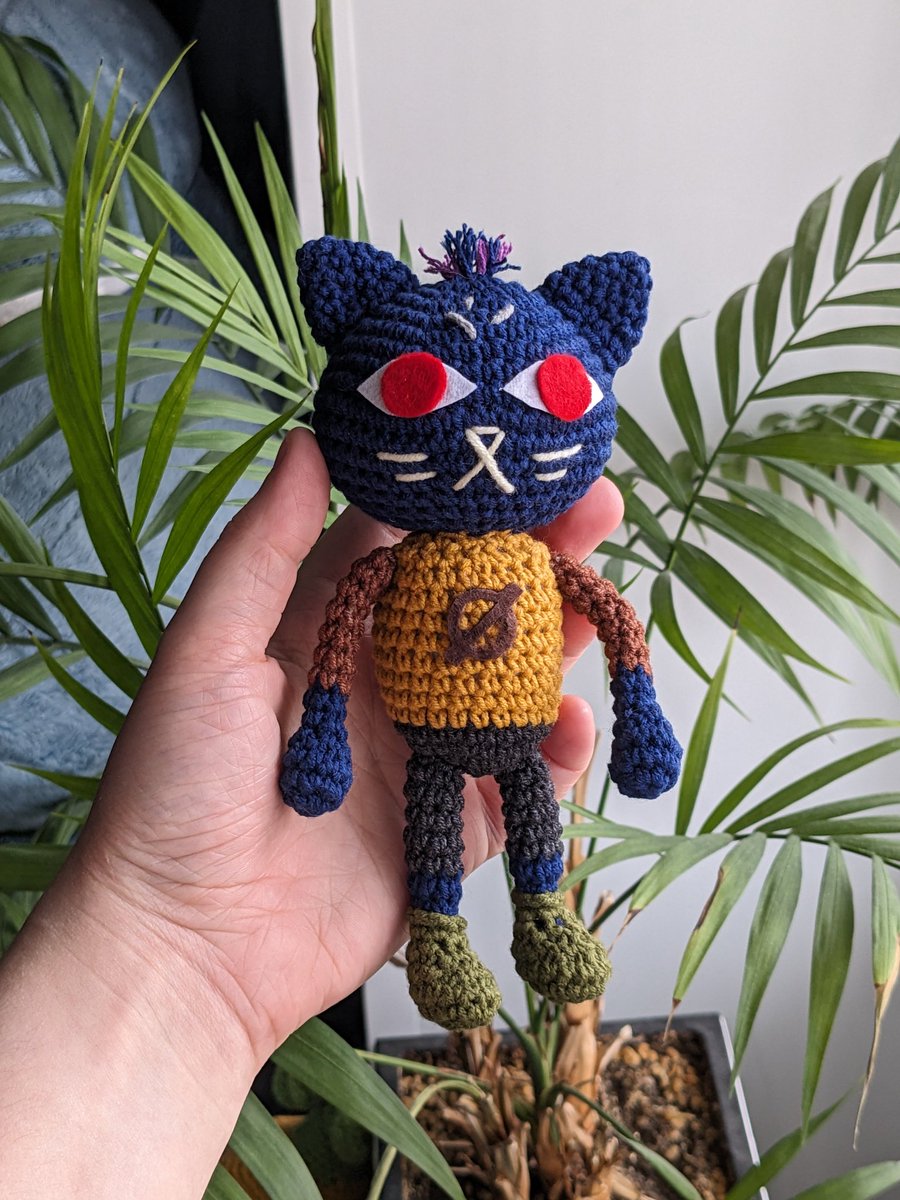 Связала Мэй из Night in the Woods.