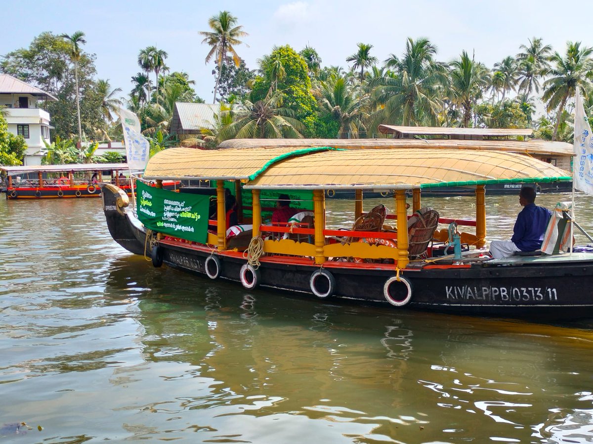 MissionSuchitwa's tweet image. ആലപ്പുഴയുടെ ഉൾപ്രദേശങ്ങളിൽ ഹരിത ഇലക്ഷൻ സന്ദേശം എത്തിക്കുന്നതിനു &apos;ഹരിത വഞ്ചി&apos; യാത്ര തുടങ്ങി. 
#SuchitwaMission #election #greenprotocol #haritha_election #GreenElection