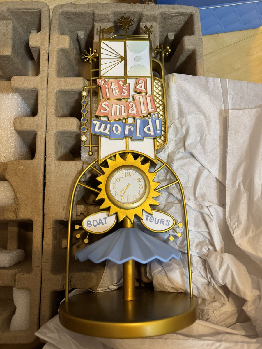 己龍ギャ必見！歴代ピンバッジコンプセット D23限定のピンバッジセットも購入！ 歴代のアニバーサリーロゴデザイン