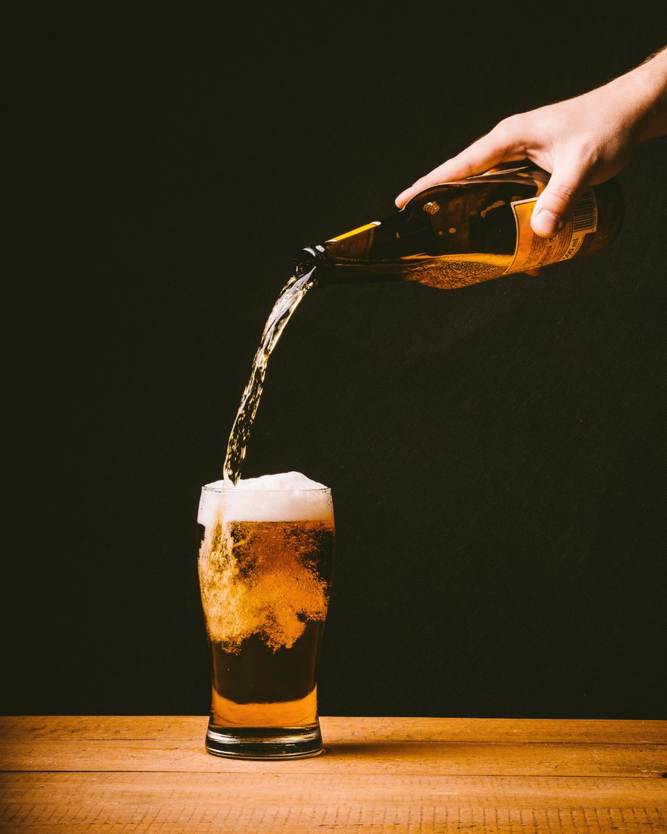 SuperUnide's tweet image. 🍺 La cerveza rubia gana espuma si viertes primero un poco en el vaso inclinado y luego completas en vertical. Así controlas el punto justo de gas.

👉 unide-mirasierraclarin.es

#servicio #cerveza #unide