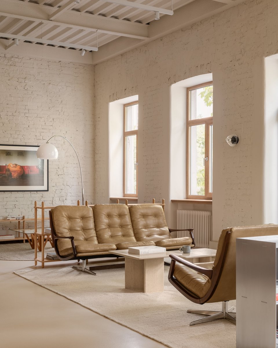 MixInteriors's tweet photo. ater.architects designs @BandaAgency's HQ like an eclectic apartment | Curating a sense of sincerity and craftsmanship, ater.architects blends deliberate imperfections with vintage finds and contemporary art by native artists. 

Read more: https://t.co/7ZsFGyTPOI https://t.co/iGynGWYuEN