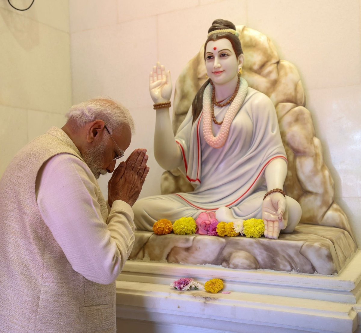 narendramodi's tweet image. सप्त मंदिरों के सभी सात ऋषियों एवं महा भागवतों की उपस्थिति से ही रामचरित पूर्ण होता है। महर्षि वशिष्ठ एवं महर्षि विश्वामित्र ने प्रभु रामलला के विद्याध्ययन की लीला पूरी कराई। महर्षि अगस्त्य से वन गमन के समय ज्ञान चर्चाएं हुईं एवं राक्षसी आतंक के विनाश का मार्ग प्रशस्त हुआ। आदिकवि…