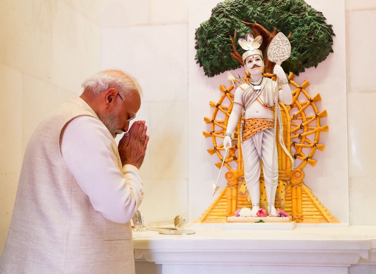 narendramodi's tweet image. सप्त मंदिरों के सभी सात ऋषियों एवं महा भागवतों की उपस्थिति से ही रामचरित पूर्ण होता है। महर्षि वशिष्ठ एवं महर्षि विश्वामित्र ने प्रभु रामलला के विद्याध्ययन की लीला पूरी कराई। महर्षि अगस्त्य से वन गमन के समय ज्ञान चर्चाएं हुईं एवं राक्षसी आतंक के विनाश का मार्ग प्रशस्त हुआ। आदिकवि…