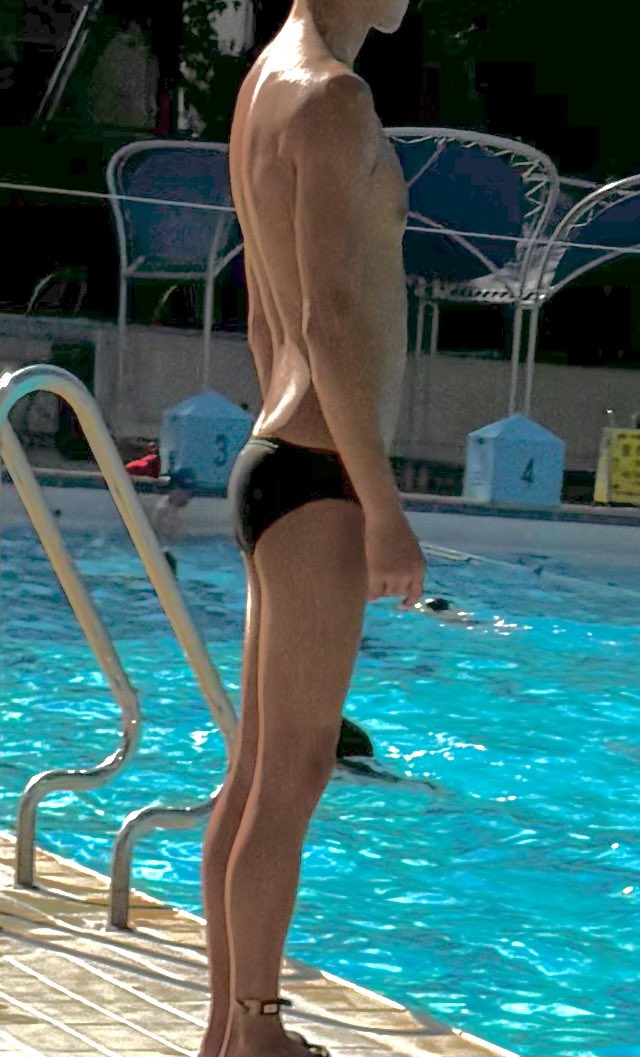 今日又見到呢個直男教練

佢每次著同一條黑色三角泳褲，前面slim fit一排腹肌，後面屁股線條圓滿🤭，locker條繩穿喺右腳

大家覺得佢有冇機會可以被調教呢？