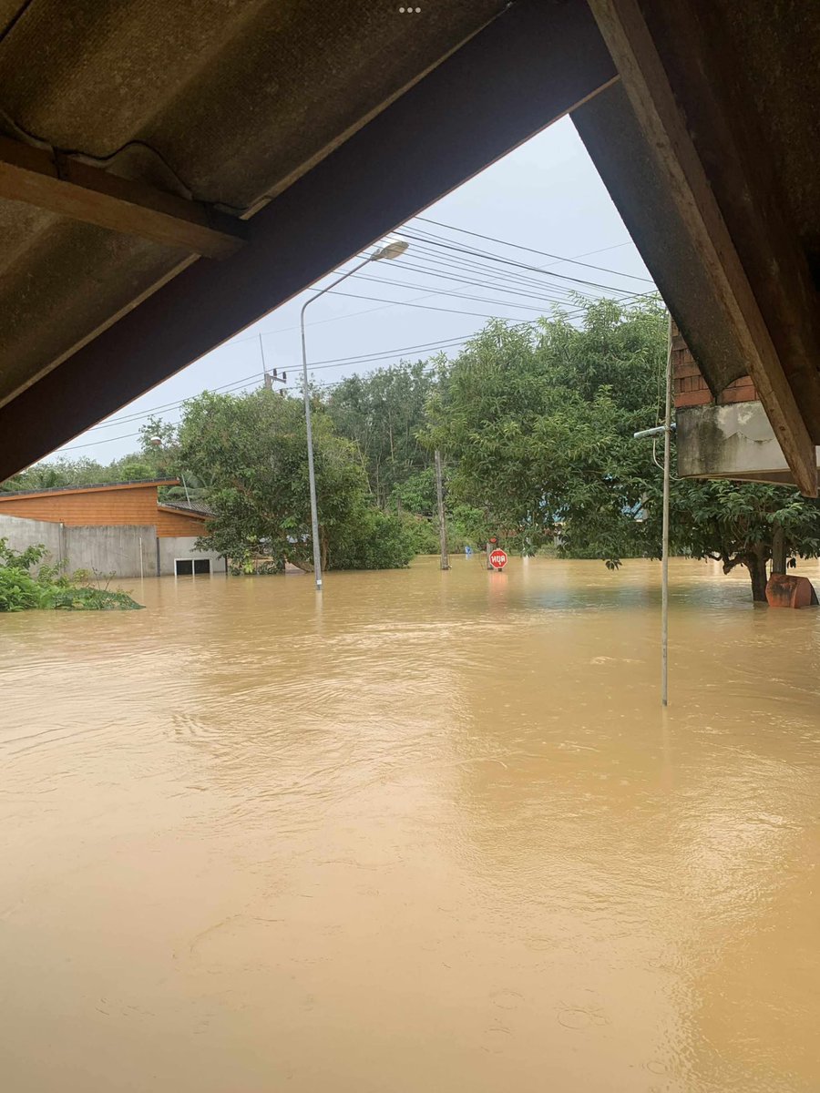 Kawaaii13's tweet image. ทุกคนช่วยกันแชร์ด้วยค่ะ 🥹🥹 น้ำท่วมรอบบ้านสูงมาก อยู่กัน 2 คนยายหลาน ตอนนี้ติดต่อไม่ได้   ตามที่อยู่หน้าโพสเลยค่ะ 

พิกัด 📍 บ้านทุ่งพัฒนา  ม.13  ต.ละงู จ.สตูล 

#น้ําท่วม  #น้ำท่วมหาดใหญ่ #น้ำท่วมสตูล #ฝนตกหนัก 
#น้ำท่วมภาคใต้