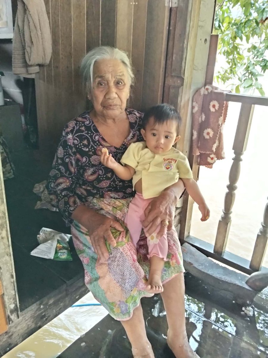 Kawaaii13's tweet image. ทุกคนช่วยกันแชร์ด้วยค่ะ 🥹🥹 น้ำท่วมรอบบ้านสูงมาก อยู่กัน 2 คนยายหลาน ตอนนี้ติดต่อไม่ได้   ตามที่อยู่หน้าโพสเลยค่ะ 

พิกัด 📍 บ้านทุ่งพัฒนา  ม.13  ต.ละงู จ.สตูล 

#น้ําท่วม  #น้ำท่วมหาดใหญ่ #น้ำท่วมสตูล #ฝนตกหนัก 
#น้ำท่วมภาคใต้