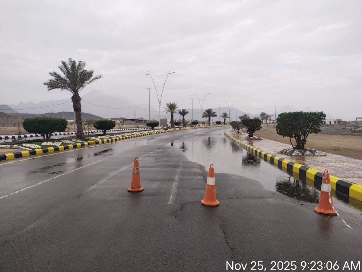 #صور | مطرنا بفضل الله ورحمته.
،،،
هطلت أمطار  الخير والبركة ، على مركز  #المنجور و بعض القرى التابعة ، وقد باشرت فرق الطوارئ العمل لتصريف تجمعات مياه الأمطار  في الشوارع والساحات العامة .