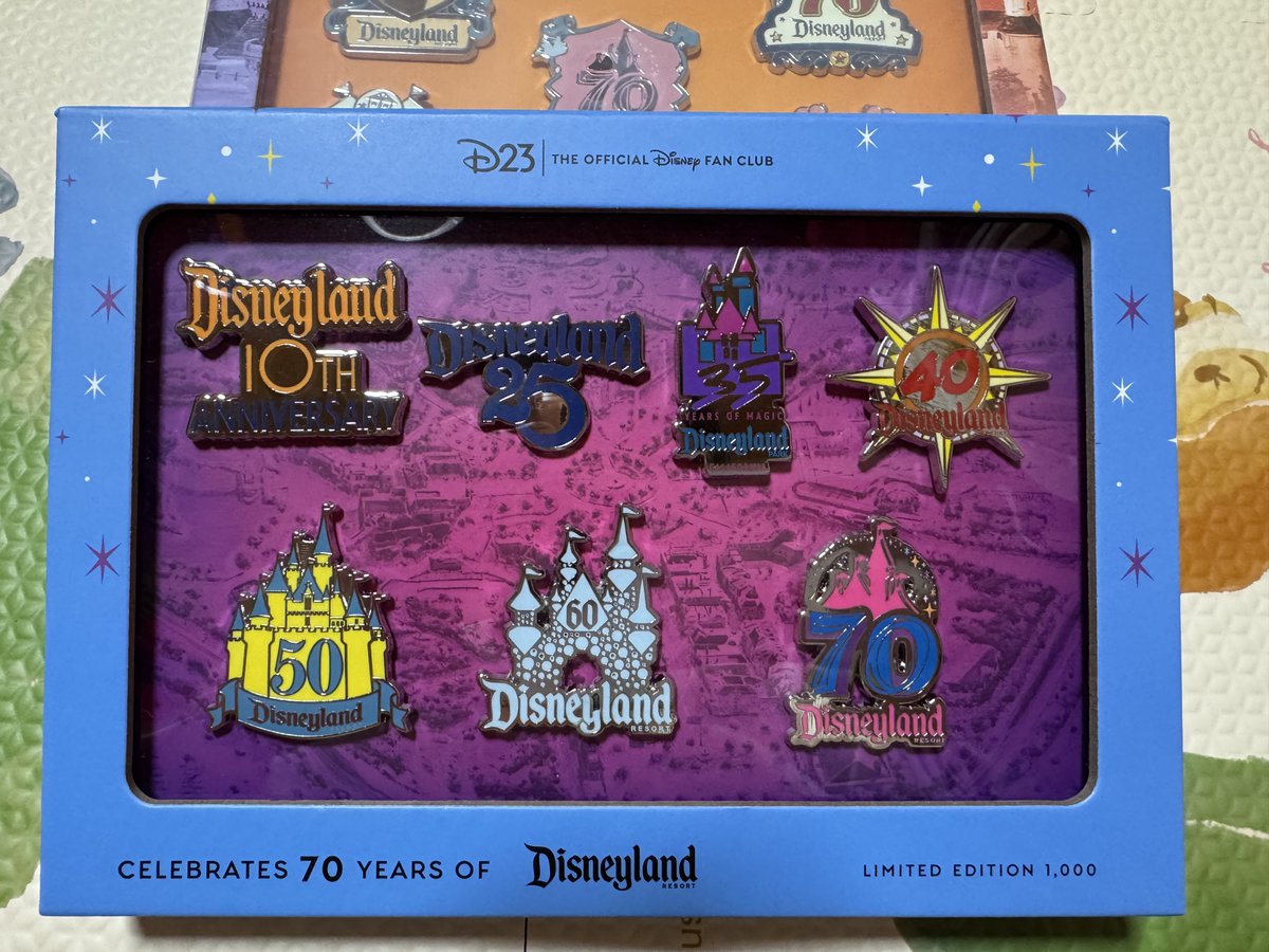 D23限定のピンバッジセットも購入！ 歴代のアニバーサリーロゴデザイン