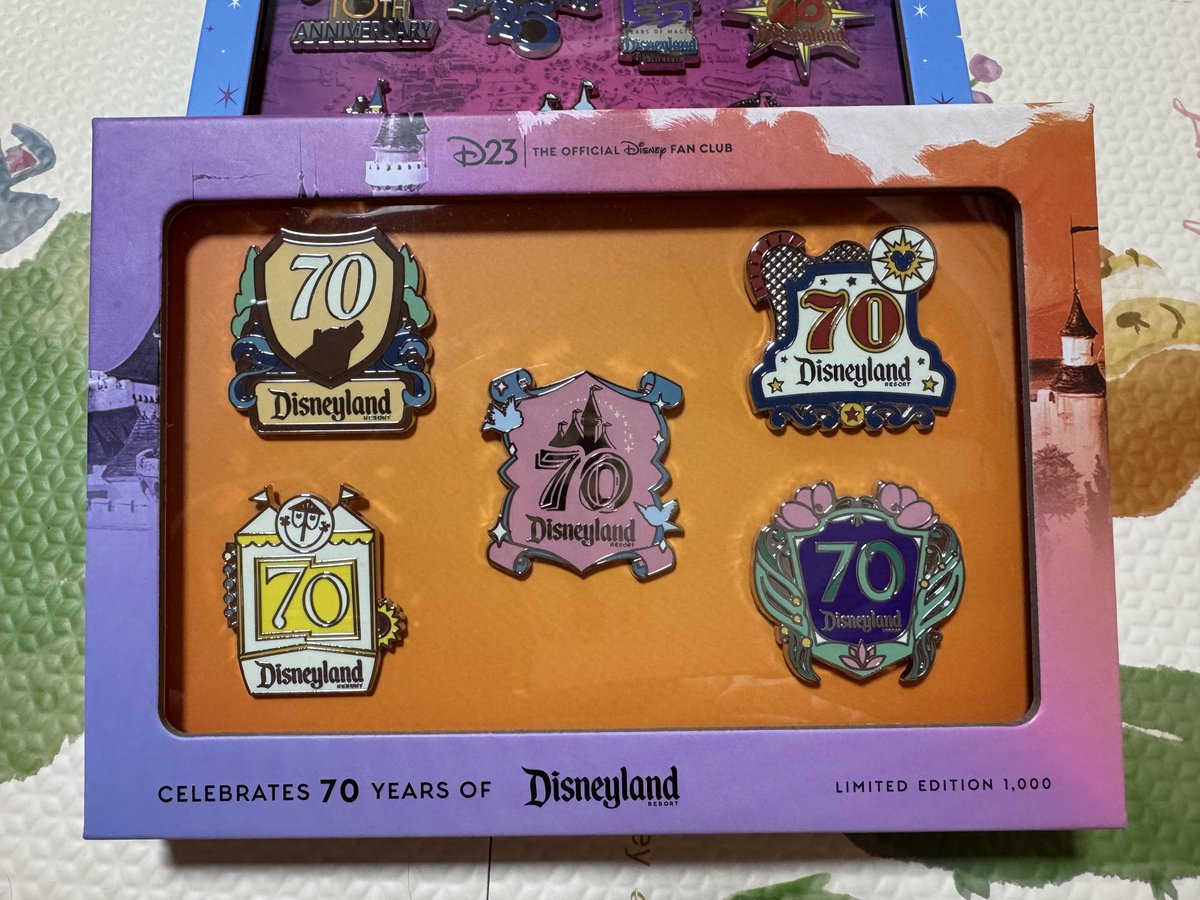 D23限定のピンバッジセットも購入！ 歴代のアニバーサリーロゴデザイン
