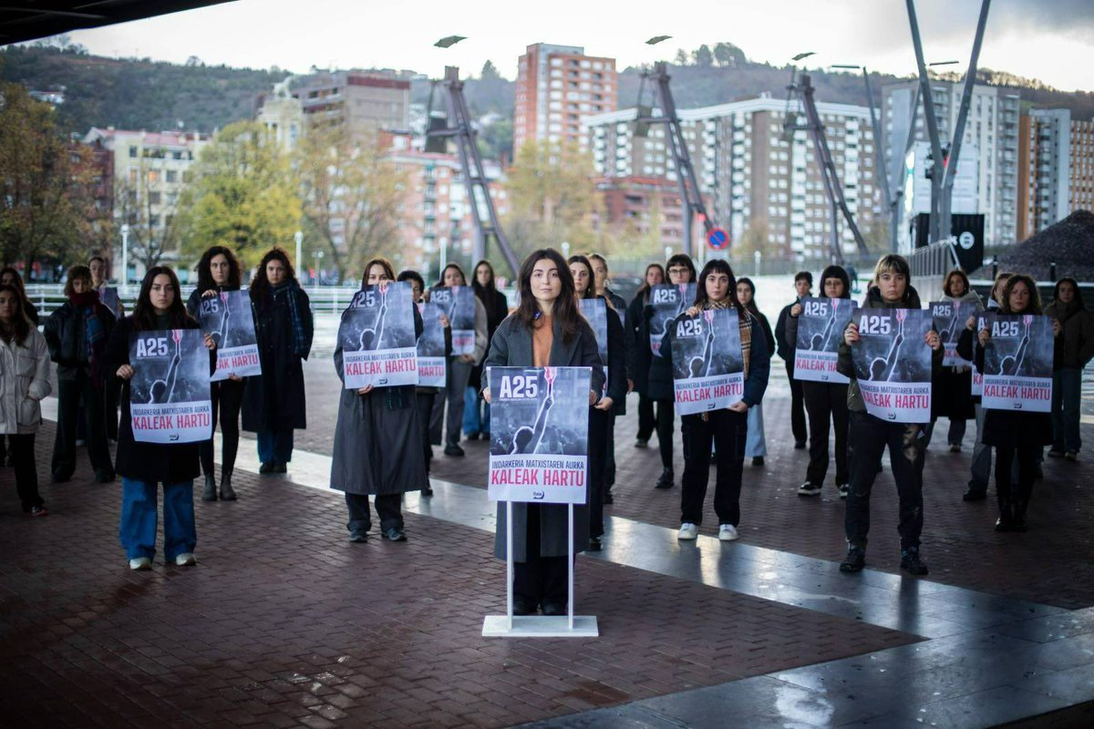 itaiasarea's tweet photo. A25| AGERRALDIA

Indarkeria matxista amaituko duen bideorrian berresten gara:

1) Eraso ororen aurka antolatuz
2) Erasotuak defendatuz
3) Kultura matxistari aurre eginez

Zapalkuntzarik gabeko gizarte sozialista ipar, matxismoaren aurkako euste horma sortu behar dugu. https://t.co/I6PFDYsaTG