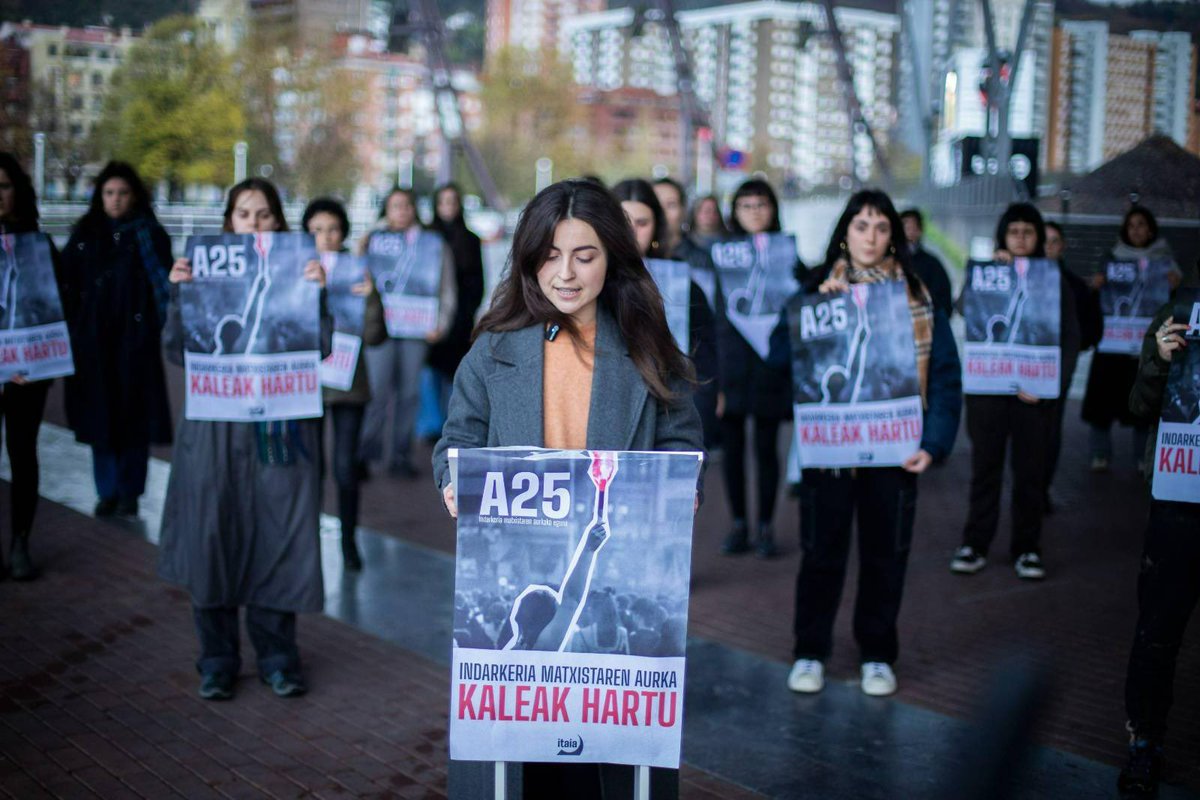 A25| AGERRALDIA

Indarkeria matxista amaituko duen bideorrian berresten gara:

1) Eraso ororen aurka antolatuz
2) Erasotuak defendatuz
3) Kultura matxistari aurre eginez

Zapalkuntzarik gabeko gizarte sozialista ipar, matxismoaren aurkako euste horma sortu behar dugu.