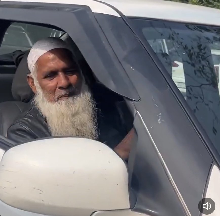 azizkavish's tweet image. पड़ गया मुंह पे तमाचा🤪

लफ़ंगा- बोलो जय श्री राम
मोहम्मद रईस- नहीं बोलेंगे
लफंगा- जय श्री राम बोलो
मोहम्मद रईस- अरे चलो निकलो अपना काम करो..

आगरा में एक लफंगे ने 64 साल के मोहम्मद रईस से &quot;जय श्री राम&quot; बोलने के लिए कहा गया, मोहम्मद रईस ना डरे, बल्कि मुंह पर थूक कर निकल लिए