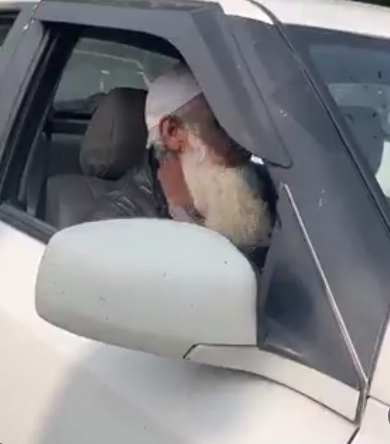 azizkavish's tweet image. पड़ गया मुंह पे तमाचा🤪

लफ़ंगा- बोलो जय श्री राम
मोहम्मद रईस- नहीं बोलेंगे
लफंगा- जय श्री राम बोलो
मोहम्मद रईस- अरे चलो निकलो अपना काम करो..

आगरा में एक लफंगे ने 64 साल के मोहम्मद रईस से &quot;जय श्री राम&quot; बोलने के लिए कहा गया, मोहम्मद रईस ना डरे, बल्कि मुंह पर थूक कर निकल लिए