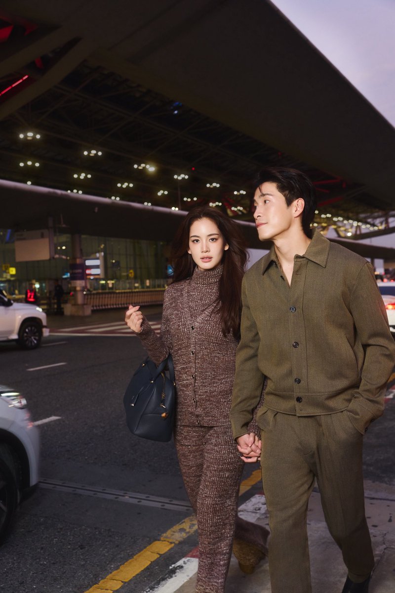PuffxMe's tweet photo. อาเล็ก ธีรเดช (@lekteeradetch) และโบว์ เมลดา (@bow_maylada) ในลุคแอร์พอร์ตจาก Loro Piana FW25 (@loropiana)
อาเล็กสวมโค้ต Colin คู่กางเกง Stafford ส่วนโบว์โดดเด่นในโททัลลุค Banff จากผ้าแคชเมียร์

ลุคเดินทางที่หรูนิ่งและสบายแบบ Loro Piana

#LoroPiana #LoroPianaFW25 https://t.co/wvrV7ZKghh