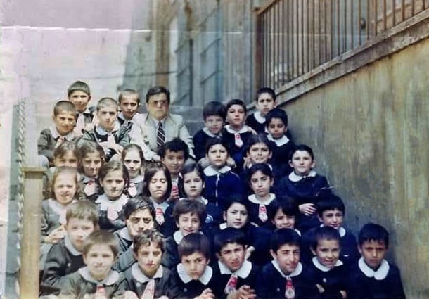 Geçmiş zaman olur ki, hayâli cihân değer…

Taksim İlkokulu'nda aynı sıraları paylaştığımız arkadaşlarımıza sağlıklı, huzurlu ve uzun ömürler diliyorum.

Nejat Aktunalı hocamızı ise rahmetle, minnetle anıyorum.

#HatıranYeter