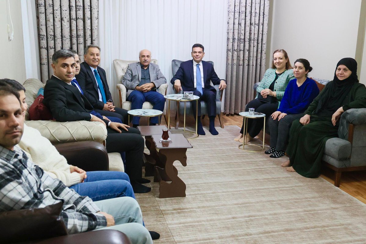 KAYMAKAMIMIZ ABDULLAH ŞAHİN’DEN ÖĞRETMENLER GÜNÜNDE ANLAMLI ZİYARET 

Kaymakamımız Abdullah ŞAHİN, eşi Emine ŞAHİN ve kurum müdürlerimizle birlikte 24 Kasım Öğretmenler Günü münasebetiyle 38 yıldır mesleğini icra eden kimya öğretmenimiz Selahattin GÖKDEMİR ve ailesini ziyaret