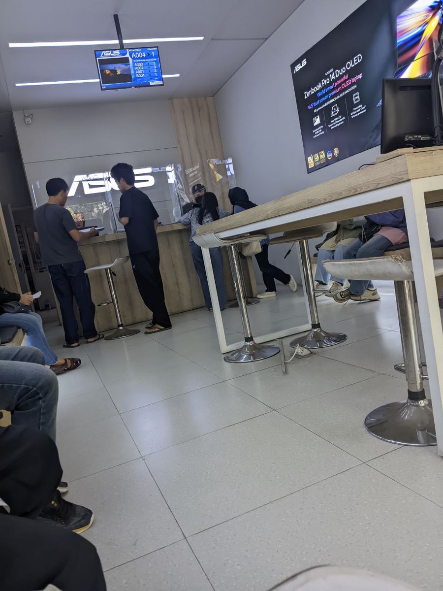 ASUS service center :
Tombol macet → ganti mainboard.
Kena debu → ganti mainboard.
Layar retak → ganti mainboard.
Baterai drop → ganti mainboard.
Nangis pun → tetap mainboard.

Datang dengan masalah kecil.
Pulang dengan tagihan besar.
Diagnosis? Aku salah pilih brand.