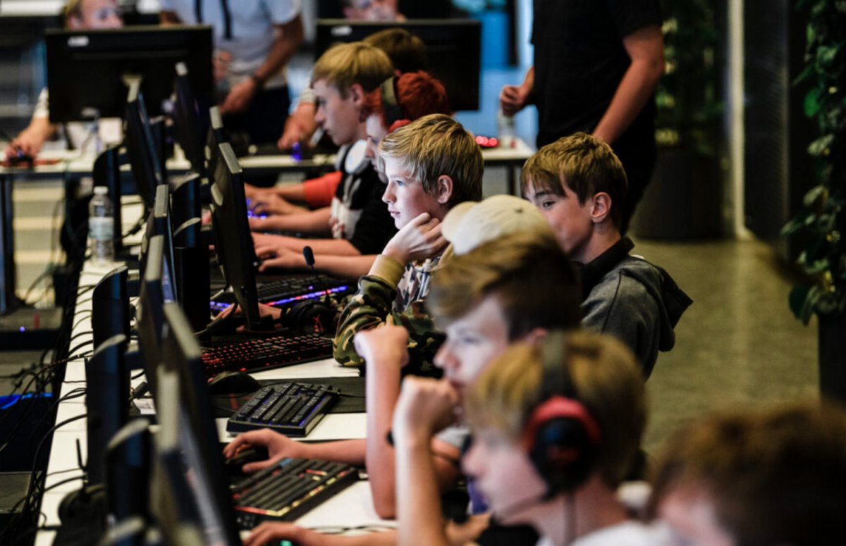 Danmarksmesterskabet featuring Fortnite rammer Copenhagen Gaming Week 2026 - og tilmeldingen er nu åben!

Den 12. februar 2026 finder finalen i danmarksmesterskaberne featuring Fortnite sted.

Onlinekvalifikationen strækker sig over november, december og januar, og den fjerde og