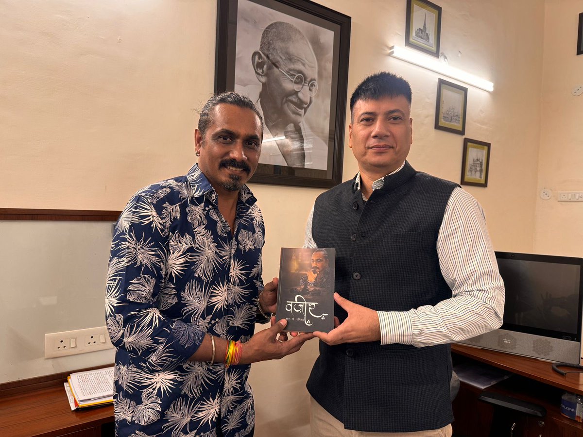 rahulprakashIPS's tweet image. Thank you for gifting me your collection of poems.
RJ Ravindra@Vajir 😇