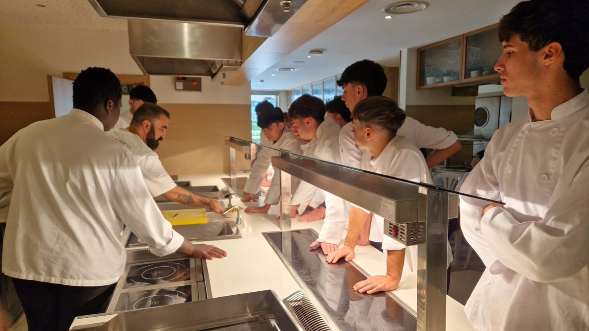Hace tiempo que dejé de hacer recetas en YouTube, que no quiere decir que dejara la cocina, sigo dando talleres de cocina y disfrutando de enseñar a cocinar en persona. Ayer fue uno de esos día en Mallorca para los alumnos de Hostelería de Alcudia que valen la pena 😊