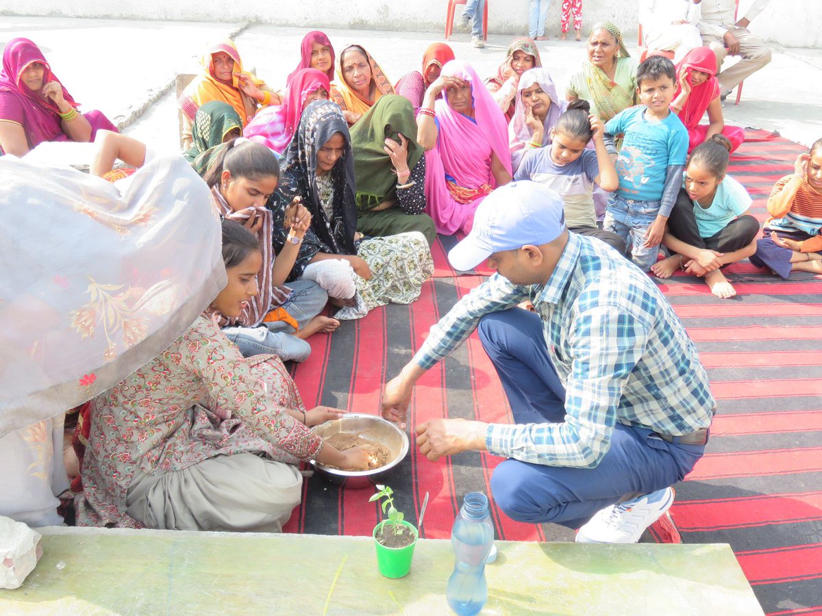 CSIRCIMAP's tweet image. CSIR-CIMAP hosted a one-day training and demonstration program focused on the use of offered and waste flowers for creating value-added products such as incense sticks and fragrant cones in Vrindavan, Mathura, as part of the Floriculture Mission. Women involved in flower…
