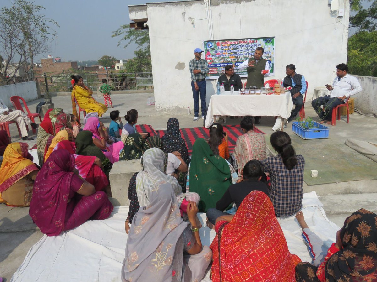 CSIRCIMAP's tweet image. CSIR-CIMAP hosted a one-day training and demonstration program focused on the use of offered and waste flowers for creating value-added products such as incense sticks and fragrant cones in Vrindavan, Mathura, as part of the Floriculture Mission. Women involved in flower…