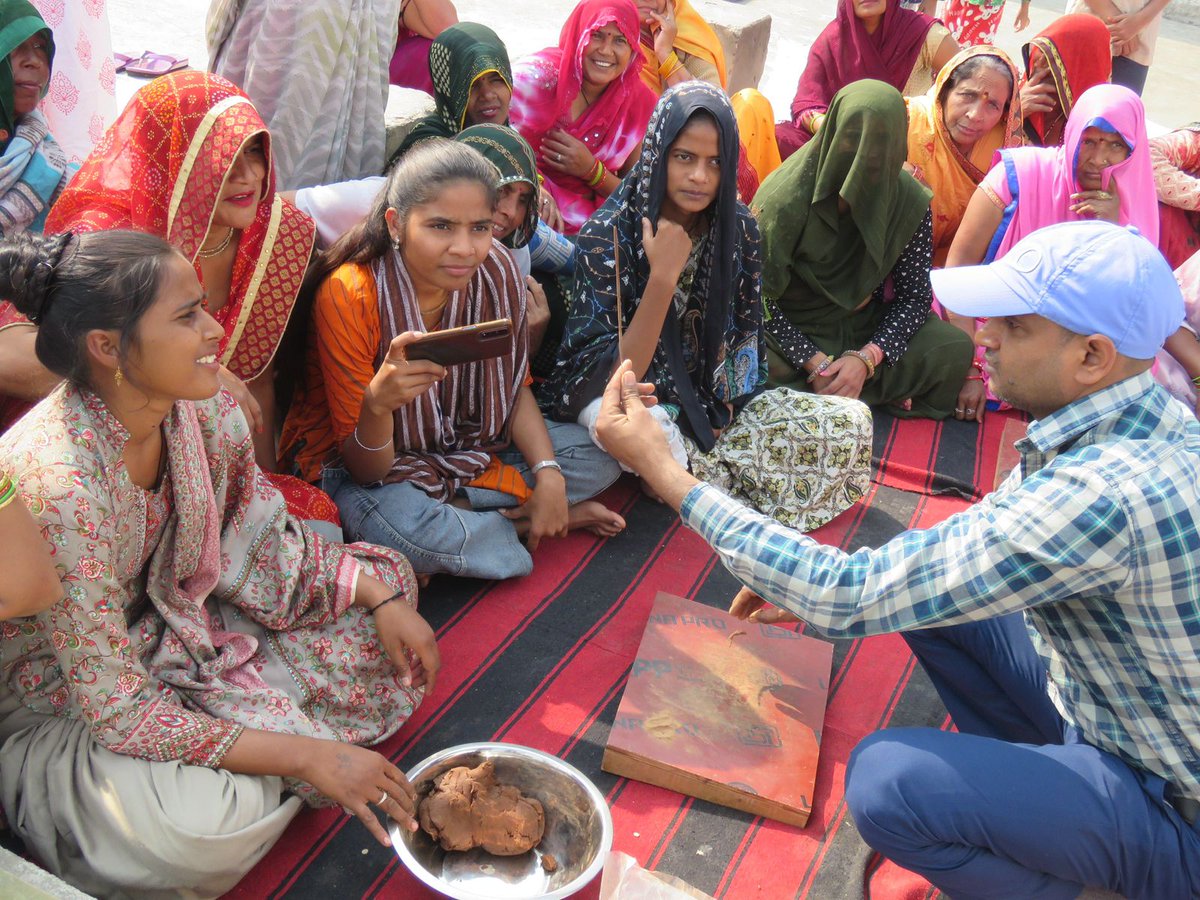 CSIRCIMAP's tweet image. CSIR-CIMAP hosted a one-day training and demonstration program focused on the use of offered and waste flowers for creating value-added products such as incense sticks and fragrant cones in Vrindavan, Mathura, as part of the Floriculture Mission. Women involved in flower…