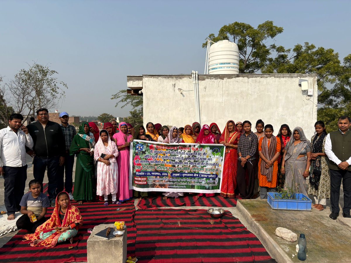 CSIRCIMAP's tweet image. CSIR-CIMAP hosted a one-day training and demonstration program focused on the use of offered and waste flowers for creating value-added products such as incense sticks and fragrant cones in Vrindavan, Mathura, as part of the Floriculture Mission. Women involved in flower…