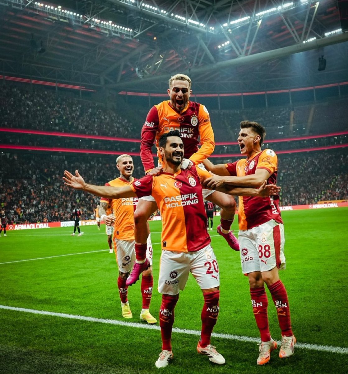 Ali Naci Küçük: "Galatasaray'da panik olduğuna katılmıyorum. Galatasaray'da derbi maçları öncesinde sadece konsantrasyon hakim olur. Fenerbahçe, şu an ciddi bir rehavet içerisinde. Dünyanın en iyi takımı gibi lanse ediliyorlar. Bu da Galatasaray'ın işine gelir!"
