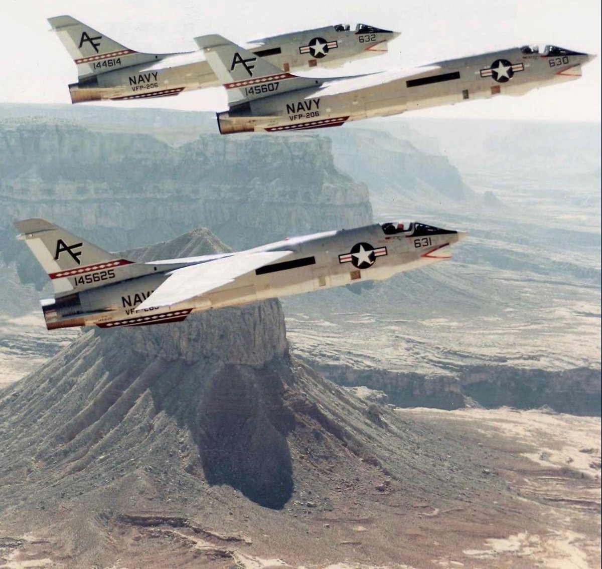 CcibChris's tweet image. Vought RF-8 Crusader (originally F8U) a single-engine, supersonic, carrier-based aircraft served with USN/USMC until 1976 as fighter and up until 1987 in photo recce RF-8 model in US Naval Reserve. 
RF-8 perhaps most famous for taking low level imagery during Cuban Missile Crisis