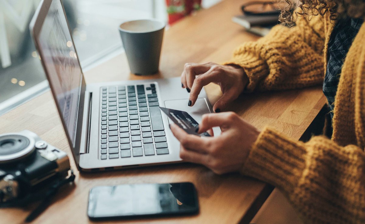 policia's tweet image. 🧳🎄Que tu escapada navideña sea un regalo, no una #estafa 

Las prisas no son buenas consejeras, así que antes de #reservar👇

▶️Compara precios
▶️Desconfía de chollos
▶️Reserva en webs de confianza
▶️Usa pasarelas de pago seguras

#VacacionesSeguras