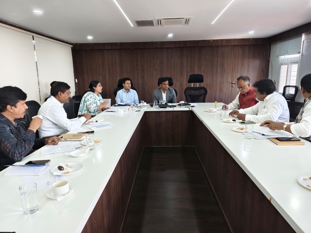 GBA_office's tweet image. ಬೆಂಗಳೂರು ಕೇಂದ್ರ ನಗರ ಪಾಲಿಕೆ ಆಯುಕ್ತರು ಹಾಗೂ ಅಪರ ಜಿಲ್ಲಾ ಚುನಾವಣಾಧಿಕಾರಿ, ಬೆಂಗಳೂರು ಕೇಂದ್ರ (ADEO Central) ಶ್ರೀ ರಾಜೇಂದ್ರ ಚೋಳನ್ ರವರ ನೇತೃತ್ವದಲ್ಲಿ ಇಂದು  ಅಪರ ಜಿಲ್ಲಾ ಚುನಾವಣಾಧಿಕಾರಿ (ಕೇಂದ್ರ) ವ್ಯಾಪ್ತಿಯ 7 ವಿಧಾನಸಭಾ ಕ್ಷೇತ್ರಗಳಲ್ಲಿನ ಬೆಂಗಳೂರು ಶಿಕ್ಷಕರ ಕ್ಷೇತ್ರದ ಕರಡು ಮತದಾರರ ಪಟ್ಟಿ ಪ್ರಕಟಿಸುವ ಬಗ್ಗೆ