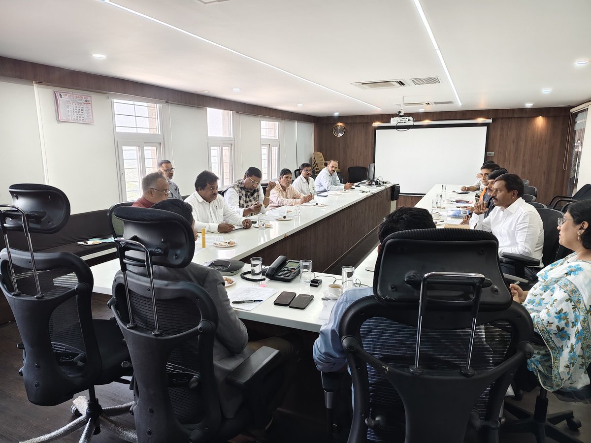 GBA_office's tweet image. ಬೆಂಗಳೂರು ಕೇಂದ್ರ ನಗರ ಪಾಲಿಕೆ ಆಯುಕ್ತರು ಹಾಗೂ ಅಪರ ಜಿಲ್ಲಾ ಚುನಾವಣಾಧಿಕಾರಿ, ಬೆಂಗಳೂರು ಕೇಂದ್ರ (ADEO Central) ಶ್ರೀ ರಾಜೇಂದ್ರ ಚೋಳನ್ ರವರ ನೇತೃತ್ವದಲ್ಲಿ ಇಂದು  ಅಪರ ಜಿಲ್ಲಾ ಚುನಾವಣಾಧಿಕಾರಿ (ಕೇಂದ್ರ) ವ್ಯಾಪ್ತಿಯ 7 ವಿಧಾನಸಭಾ ಕ್ಷೇತ್ರಗಳಲ್ಲಿನ ಬೆಂಗಳೂರು ಶಿಕ್ಷಕರ ಕ್ಷೇತ್ರದ ಕರಡು ಮತದಾರರ ಪಟ್ಟಿ ಪ್ರಕಟಿಸುವ ಬಗ್ಗೆ