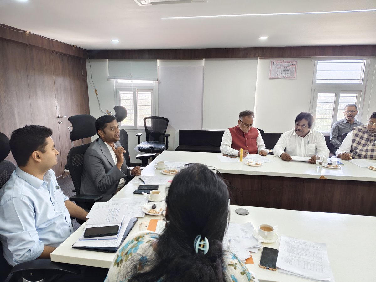 GBA_office's tweet image. ಬೆಂಗಳೂರು ಕೇಂದ್ರ ನಗರ ಪಾಲಿಕೆ ಆಯುಕ್ತರು ಹಾಗೂ ಅಪರ ಜಿಲ್ಲಾ ಚುನಾವಣಾಧಿಕಾರಿ, ಬೆಂಗಳೂರು ಕೇಂದ್ರ (ADEO Central) ಶ್ರೀ ರಾಜೇಂದ್ರ ಚೋಳನ್ ರವರ ನೇತೃತ್ವದಲ್ಲಿ ಇಂದು  ಅಪರ ಜಿಲ್ಲಾ ಚುನಾವಣಾಧಿಕಾರಿ (ಕೇಂದ್ರ) ವ್ಯಾಪ್ತಿಯ 7 ವಿಧಾನಸಭಾ ಕ್ಷೇತ್ರಗಳಲ್ಲಿನ ಬೆಂಗಳೂರು ಶಿಕ್ಷಕರ ಕ್ಷೇತ್ರದ ಕರಡು ಮತದಾರರ ಪಟ್ಟಿ ಪ್ರಕಟಿಸುವ ಬಗ್ಗೆ