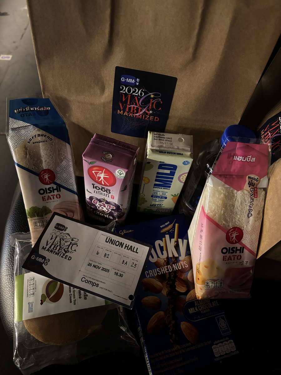 เริ่ดเลยแหละไม่หิวแน่นอน ยกพื้นแถวแรกค้าบบ เข้ามาก็เจอเพิร์ธเลย🥰
#PerthSanta 
 #GMMTV2026