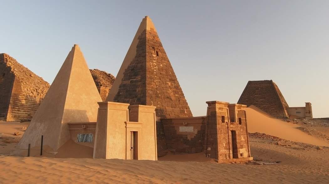 🟢🔴
ثلاثةُ آلافِ سنةٍ مرّت على أهراماتِ البجراوية، وما زالَ صمتُها أعلى من ضجيجِ الدنيا؛
حجارةٌ تعلّمت كيف تهزمُ الزمن، وشعبٌ ورثَ منها سرّ الصمود: أنّ العظمةَ تُدفنُ أحياناً… لكنها لا تموتُ أبداً…