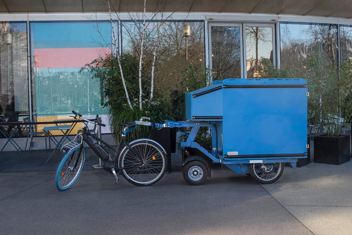 AMBE lanza un nuevo proyecto para acelerar el uso de las bicis de carga en la logística de última milla  

-Identificar y conectar con los principales operadores  
-Comprender mejor las barreras y oportunidades para su incorporación en sus flotas  

asociacionambe.com/ambe-pone-en-m…